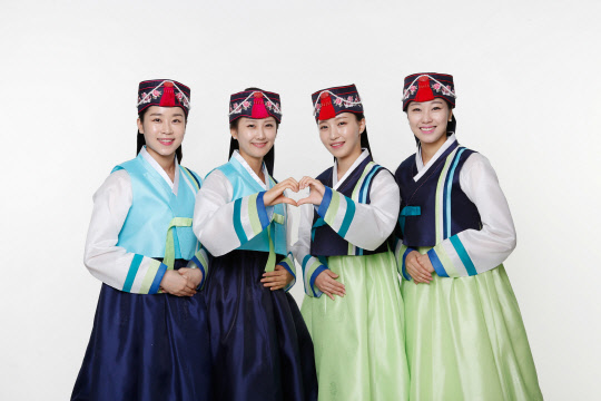 에어부산이 설 연휴를 맞아 공항과 기내 탑승객을 대상으로 수하물 허용량을 늘리고, 간식을 제공하는 등 특화 서비스를 제공한다고 12일 밝혔다. <에어부산 제공>